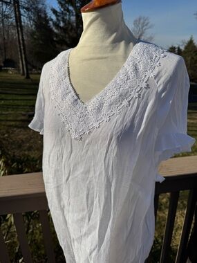 White blouse Zac & Rachel top lace ruffles